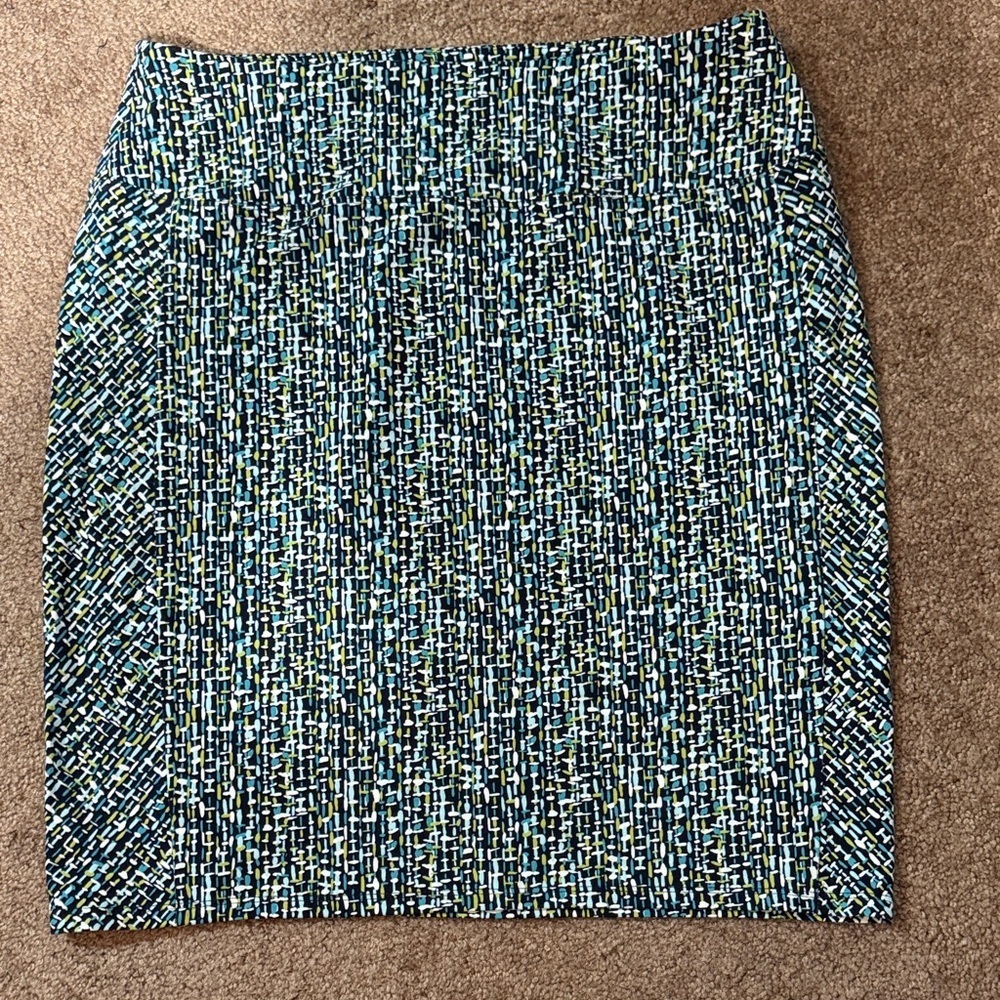 EUC J.Jill Blue and White Patterned Wearever Collection Smooth-Fit Pencil Skirt